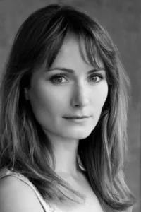 Anna Madeley is an English actress. She has been described by the British Theatre Guide’s Philip Fisher as one of the United Kingdom’s « brightest and most versatile young actresses ». She grew up in London and started her career as a […]
