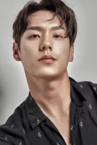 Kwak Si-yang (곽시양), born Kwak Myung-jin (곽명진), is a South Korean actor.   Date d’anniversaire : 15/01/1987