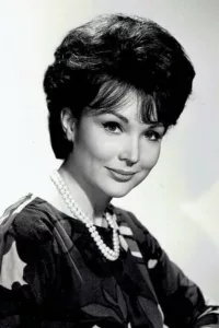 Francine York was an American film and television actress.   Date d’anniversaire : 26/08/1938