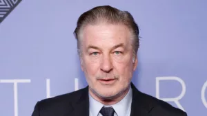 Alec Baldwin, avec des factures juridiques « rouillées » à payer, est occupé avec des concerts – The Hollywood Reporter Alec Baldwin fait face à de nouveaux défis juridiques avec l’acte d’accusation de vendredi issu du tournage de Rouiller en […]