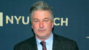 Alec Baldwin, acteur et coproducteur du film Rust, est de nouveau accusé du meurtre involontaire de la directrice de la photographie Halyna Hutchins en 2021 sur le plateau de tournage. Un grand jury de Santa Fe, au Nouveau-Mexique, l’a inculpé […]