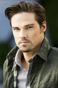 Jay Ryan is a film and television actor from New Zealand, best known for playing lead character Vincent Keller in the television series « Beauty & the Beast ».   Date d’anniversaire : 29/08/1981