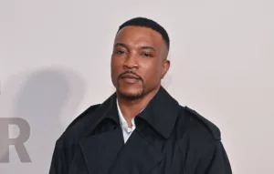 Ashley Walters, acteur célèbre pour son rôle de Dushane Hill dans Top Boy, dévoile que son plus grand regret, c’est lorsque ses enfants l’ont vu se faire arrêter en 2002. Durant un épisode des interviews menées par Louis Theroux, l’acteur […]