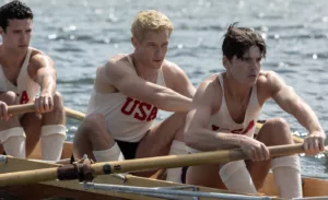 Callum Turner donne vie à Joe Rantz dans le film The Boys in the Boat, une histoire inspirée de faits réels. Le film raconte l’épopée de l’équipe d’aviron de l’Université de Washington qui a remporté la médaille d’or aux Jeux […]