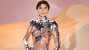 Zendaya a fait sensation à la première de Dune: Deuxième partie à Londres le 15 février avec sa tenue transparente de robot issue des archives de Mugler. L’actrice était époustouflante dans cette combinaison robotique composée d’un mélange de métal et […]