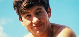 Barry Keoghan, célèbre acteur de « Brûlure de sel » et « Les Banshees d’Inisherin », a révélé qu’il avait contracté une fasciite nécrosante peu de temps avant le tournage du film. Cette maladie infectieuse, causée par des bactéries, provoque la mort rapide des […]