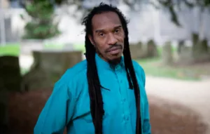 Le poète, acteur et activiste politique Benjamin Zephaniah est décédé à l’âge de 65 ans. La nouvelle de son décès a été annoncée sur sa page Instagram. Benjamin Zephaniah est décédé dans la nuit du mercredi 6 décembre. Il vivait […]