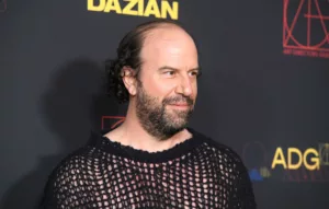 La vedette de la série phénomène « Stranger Things », Brett Gelman, a réagi suite à l’annulation de sa séance de dédicaces dans une troisième librairie, suite à des polémiques suscitées par sa position sur Israël. Cette décision intervient après que l’acteur […]