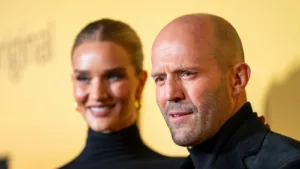 Mercredi, l’acteur principal Jason Statham et sa fiancée Rosie Huntington-Whiteley ont assisté à la première britannique du thriller d’action The Beekeeper à Leicester Square à Londres. Revêtus de noir, ils ont posé ensemble sur le tapis rouge. Le film met […]