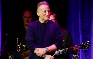 Une apparition de Bruce Springsteen a été remarquée dans un épisode récent de la série légendaire « Curb Your Enthusiasm« . Ce dernier a offert aux fans une performance mémorable dans le deuxième épisode de la douzième et dernière saison de cette […]