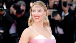 Scarlett Johansson, l’actrice célèbre pour son rôle de Black Widow dans l’univers cinématographique Marvel, est actuellement en négociation pour intégrer le casting de la nouvelle suite de « Jurassic World » produite par Universal et Amblin. Nous la connaissons aussi […]
