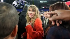 Taylor Swift a demandé aux caméras de la laisser tranquille lors d’un match des Chiefs de Kansas City contre les Ravens de Baltimore, où les enjeux étaient élevés pour déterminer le prétendant au Super Bowl du 11 février. Les Chiefs […]