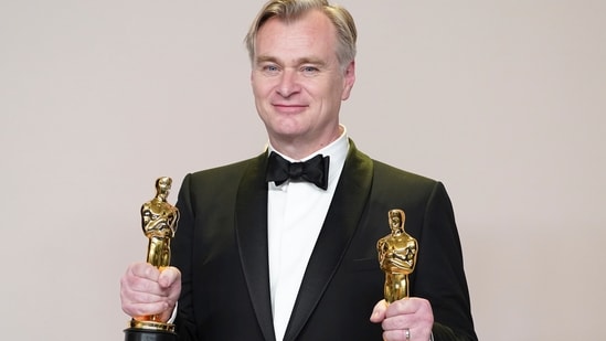 Christopher Nolan pose dans la salle de presse avec les prix du meilleur réalisateur et du meilleur film pour 