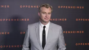 Christopher Nolan, célèbre réalisateur, a récemment remporté son premier Golden Globe Award pour son dernier film, « Oppenheimer ». Cette reconnaissance vient couronner une carrière exceptionnelle, du révolutionnaire « The Dark Night » à ses œuvres les plus récentes, qui ont reçu de nombreux […]