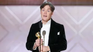 Cillian Murphy a remporté le prix du meilleur acteur dans un film dramatique pour son rôle dans Oppenheimer aux Golden Globes 2024. Il a partagé sa gratitude envers le réalisateur Christopher Nolan et ses co-stars, et a plaisanté sur le […]