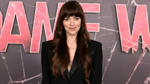 Le 7 février 2024, l’actrice Dakota Johnson a ouvert son cœur sur le état actuel d’Hollywood et le processus de production des créateurs. Elle estime que le manque de confiance de ceux qui gèrent les plateformes de streaming pourrait mener […]