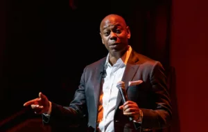 Dans son tout nouveau spécial Netflix intitulé « The Dreamer », le célèbre humoriste Dave Chappelle aborde à nouveau des sujets sensibles, notamment les personnes transgenres et les personnes handicapées. Après avoir suscité un émoi suite à son précédent spectacle « The Closer » […]