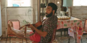 L’article met en lumière le court métrage « Île de Goyave » réalisé par Donald Glover et Rihanna. Le film, disponible sur Prime Video, intègre la musique de Glover dans une narration qui aborde les thèmes du capitalisme et de la créativité. […]