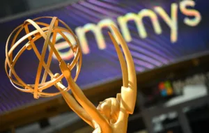 La période des récompenses est actuellement à son apogée, le prochain grand rendez-vous à ne pas manquer est la célébration de la 75ème édition des Emmy Awards, se tenant cette semaine. Initialement prévue pour septembre dernier, la cérémonie de remise […]