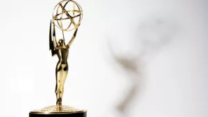 En janvier 2024, les Emmy Awards font leur grand retour pour célébrer les esprits créatifs derrière des histoires captivantes. Cet événement prestigieux honore les contributions exceptionnelles des écrivains, réalisateurs, acteurs et artisans qui ont su captiver le public tout au […]