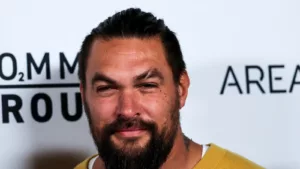 Jason Momoa, connu pour ses rôles au cinéma et à la télévision, a révélé qu’il aurait choisi une carrière politique s’il n’était pas devenu acteur. Lors d’une interview, il a exprimé son désir de contribuer à la protection de l’environnement. […]