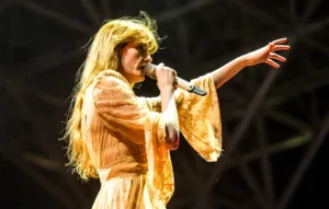 Florence + the Machine nous offre une interprétation fraîche du classique « White Cliffs Of Dover », conçue spécifiquement pour la bande originale de la nouvelle série The New Look. Vous pouvez l’écouter ci-dessous. En outre, ne manquez pas notre […]