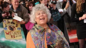 Miriam Margolyes, célèbre pour son rôle de professeur Pomona Sprout dans la saga « Harry Potter », a révélé à News.com.au de News Corp Australia qu’elle avait été sollicitée par Marvel pour participer à un projet décrit comme « une histoire sur les […]