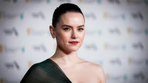 Le 29 janvier 2024, Daisy Ridley, l’actrice qui incarne Rey dans « Star Wars : Rise of Skywalker », sorti en 2019, s’est exprimée sur le baiser entre son personnage et celui de Kylo Ren, interprété par Adam Driver. Malgré les critiques […]