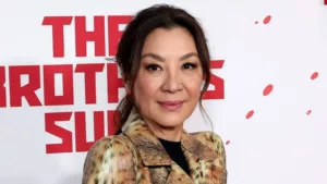 Michelle Yeoh, une actrice oscarisée, jouera dans le thriller d’action « The Mother ». Le film sera réalisé par Mélanie Laurent et se déroulera à Berlin. Yeoh incarnera Ann, une mère immigrante et femme d’affaires qui cherche à protéger sa famille. Le […]