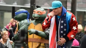 Lors de sa brève ascension au sommet de la culture populaire au début des années 1990, Vanilla Ice avait fait une apparition mémorable dans «Teenage Mutant Ninja Turtles II» pour y interpréter un rap dédié aux héros du film, « […]