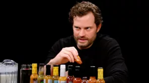 Le célèbre acteur irlandais Jamie Dornan est sans illusion quant à son film le moins apprécié. Lors d’une récente interview avec Sean Evans sur la fameuse émission « Hot Ones« , l’acteur, connu pour ses rôles dans la trilogie « Cinquante nuances de […]