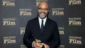 Jeffrey Wright a reçu le prix Montecito lors du 39e Festival international du film de Santa Barbara. L’acteur vétéran a été récompensé pour sa carrière cinématographique exceptionnelle, notamment pour sa performance principale dans « Fiction américaine ». Wright a partagé son parcours, […]