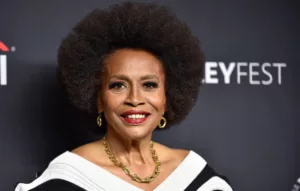 La célèbre actrice de Black-ish, Jenifer Lewis, a récemment partagé l’expérience terrifiante qu’elle a vécue après une chute de trois mètres depuis un balcon alors qu’elle était en vacances en Afrique, il y a deux ans. Tout a commencé lors […]