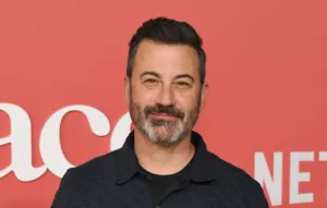 Le célèbre animateur de talk-show nocturne, Jimmy Kimmel, a exprimé sa volonté de mener une action en justice contre le quarterback des Jets de New York, Aaron Rodgers, suite à des allégations suggérant qu’il aurait un lien avec le tristement […]