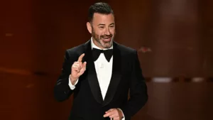 Au 96ème Oscars, l’animateur de talk-show Jimmy Kimmel a animé la plus grande cérémonie de remise de prix d’Hollywood pour la quatrième fois. Dans son monologue d’ouverture de près de 12 minutes, rempli de nombreuses blagues sur les célébrités, Jimmy […]