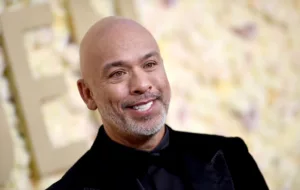 Le très apprécié comédien Jo Koy a donné sa première représentation de stand-up depuis son animation controversée des Golden Globes le 7 janvier dernier. Malgré une série de blagues tombées à plat auprès des célébrités de la liste A et […]