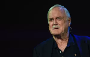 Une dispute en ligne entre John Cleese et Eric Idle, anciens membres de la célèbre troupe de comédies Monty Python formée en 1969, a éclaté suite aux récentes remarques d’Idle. La semaine dernière, Idle a publiquement critiqué sur les réseaux […]