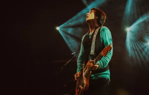 Johnny Marr, célèbre pour son rôle de guitariste au sein du groupe The Smiths, est annoncé comme candidat dans le prochain épisode de l’émission « Should I Lie To You? » sur BBC One. Il partagera l’écran avec la chanteuse Sinitta et […]