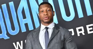 Jonathan Majors a récemment accordé une interview à Good Morning America sur ABC pour parler des allégations portées contre lui et donner sa version des faits. L’acteur a déclaré qu’il était choqué par le verdict du procès et qu’il aurait […]