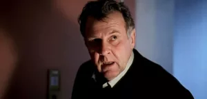 L’acteur anglais Tom Wilkinson, formé à la prestigieuse Royal Academy of Dramatic Art, a débuté sa carrière sur les grandes scènes de Londres. Cependant, il a célébré sa percée sur grand écran avec la comédie de strip-teaseuse « Tout ou rien » […]