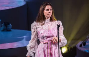 Lana Del Rey propose sa propre version de « Blue Skies » d’Irving Berlin, un titre concocté spécialement pour la bande originale de la nouvelle série « The New Look« . La chanson a été dévoilée en date du 14 février dernier et vous […]