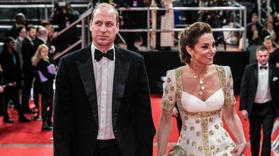 Le prince britannique William, duc de Cambridge (à gauche) et la britannique Catherine, duchesse de Cambridge (à droite) arrivent pour les BAFTA British Academy Film Awards au Royal Albert Hall en 2020. (AFP)