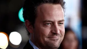 L’acteur emblématique de la série Late Friends, Matthew Perry, âgé de 54 ans, a tragiquement perdu la vie à la suite d’une intoxication aiguë à la kétamine et d’une noyade accidentelle. Ce sont les détails révélés aujourd’hui par le Département […]