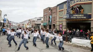 Un matin à Park City, lors du prestigieux Sundance Film Festival, un petit-déjeuner s’organise dans une maison privée sise au-dessus de Main Street. La réunion rassemble un prisme varié d’acteurs influents : des leaders du monde des affaires, des amoureux […]