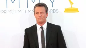 Matthew Perry aurait physiquement agressé plusieurs femmes avant sa mort, y compris son ex-fiancée Molly Hurwitz, à qui il aurait jeté une table basse en 2021. Il aurait également poussé son compagnon Morgan Moses contre un mur et l’aurait jetée […]