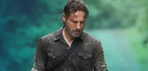 « The Walking Dead: Ceux qui vivent » est un spin-off très attendu de la célèbre saga zombie. La bande-annonce offre des retrouvailles émouvantes avec Rick Grimes, qui semble avoir oublié l’existence de son fils, né après sa disparition. La série sera […]