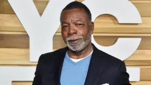 Acteur, réalisateur et ancien footballeur américain de renom, Carl Weathers est décédé à l’âge de 76 ans. La star bien-aimée, connue pour ses rôles emblématiques dans des films tels que Rocky et Predator, « est décédée paisiblement dans son sommeil », selon […]