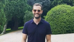 Jamie Dornan a été hospitalisé avec des symptômes ressemblant à une crise cardiaque causés par des chenilles toxiques lors d’un récent voyage au Portugal, a révélé son ami Gordon Smart. Smart a également ressenti les mêmes symptômes et a dû […]