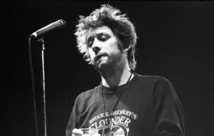 Un documentaire consacré à Shane MacGowan a été remis en ligne sur BBC iPlayer, en hommage à l’artiste irlandais dont le décès a été annoncé hier. Shane MacGowan, 1957-2023 : un personnage unique, intransigeant et tumultueux, le leader des Pogues […]