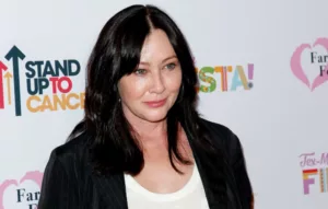 La célèbre actrice de la série Beverly Hills, 90210, Shannen Doherty, a récemment partagé une étape cruciale de son parcours face au cancer du sein. S’exprimant sur l’épisode de lundi de son podcast intitulé « Soyons clairs », elle a ouvert son […]